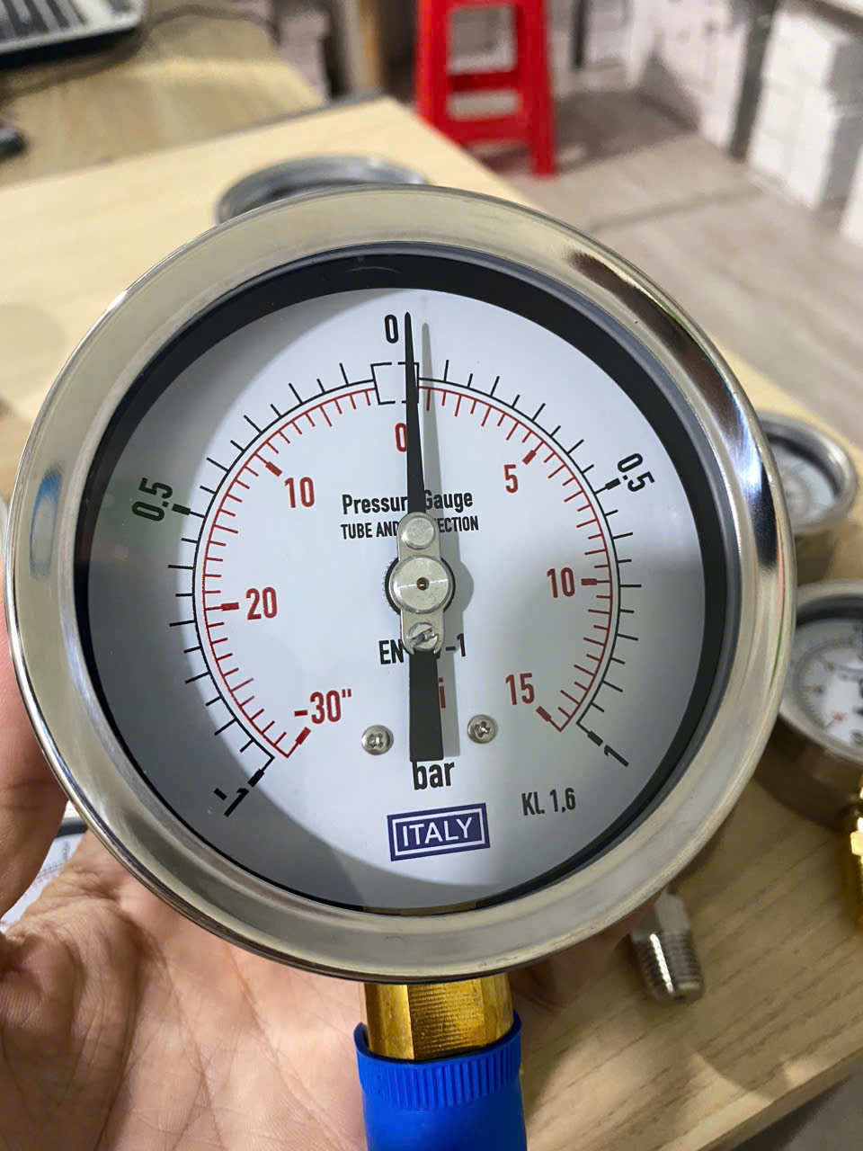 Đồng hồ áp suất ITALY, phi 100mm, Vỏ Inox – Chân đồng, áp -1 – 1 bar/psi