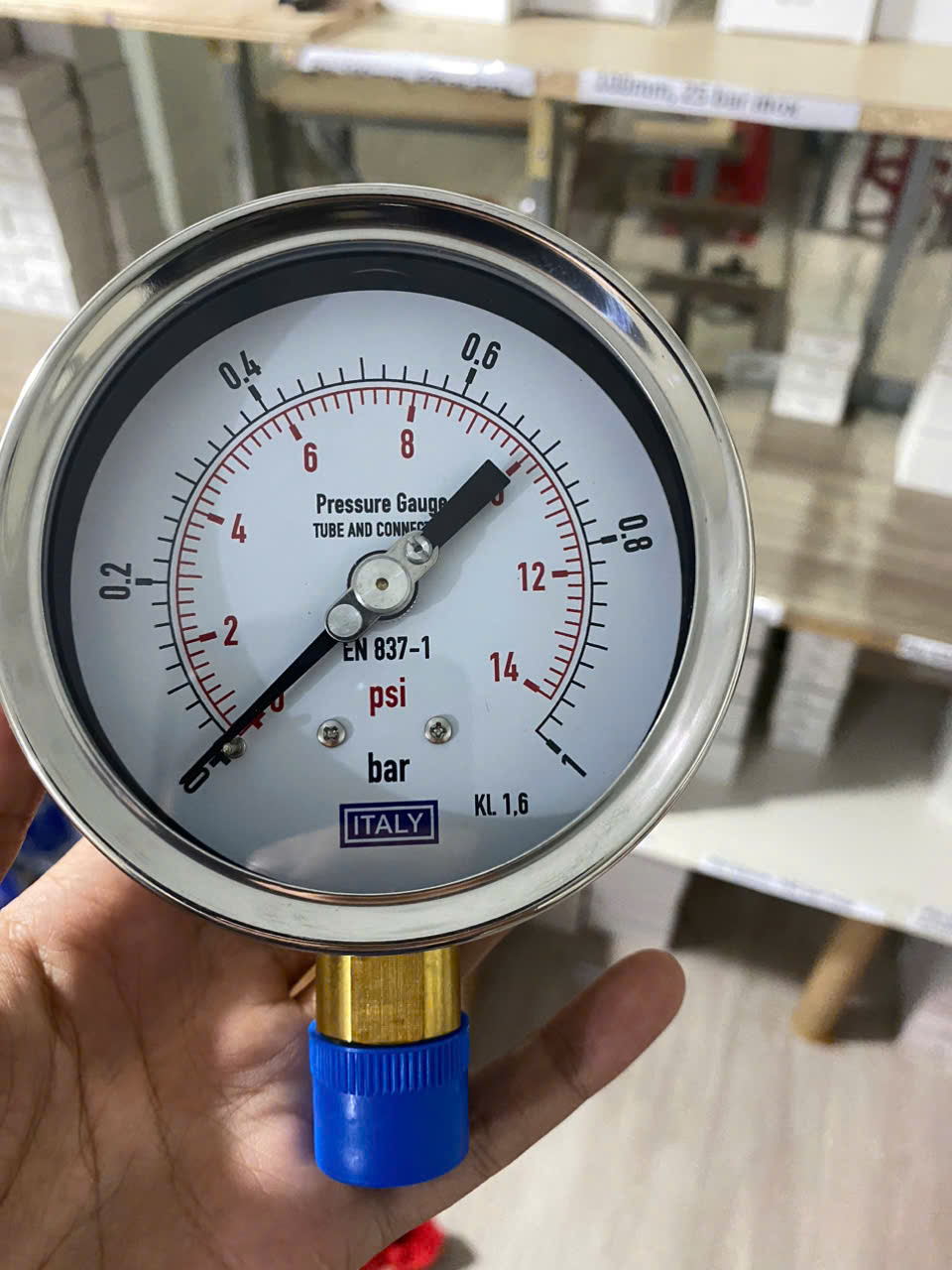 Đồng hồ áp suất ITALY, phi 100mm, Vỏ Inox – Chân đồng, áp 0 – 1 bar/psi