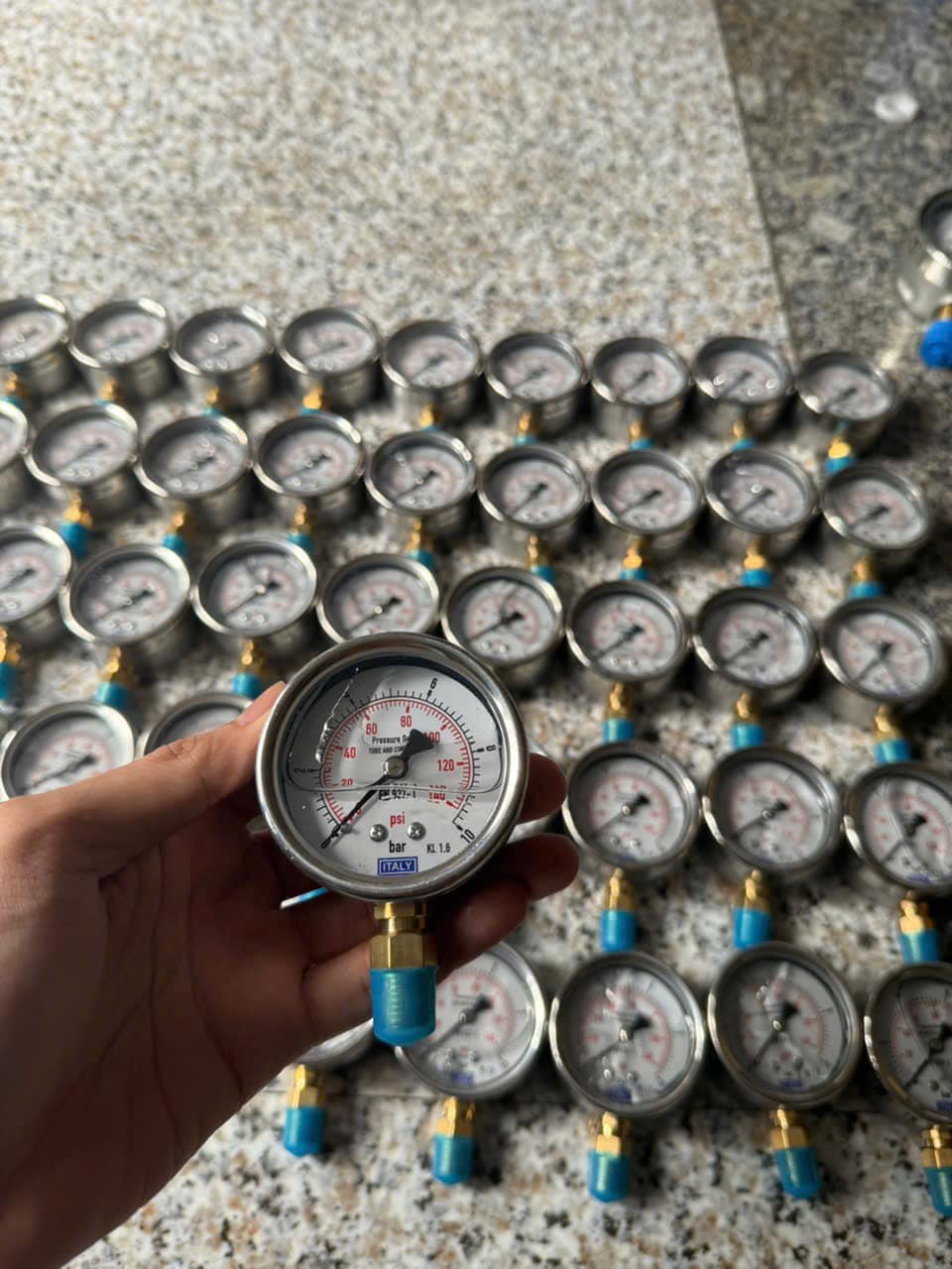 Tại Sao Doanh Nghiệp Nên Chọn Đồng Hồ Áp Suất Italy Thay Vì Hàng Giá Rẻ?